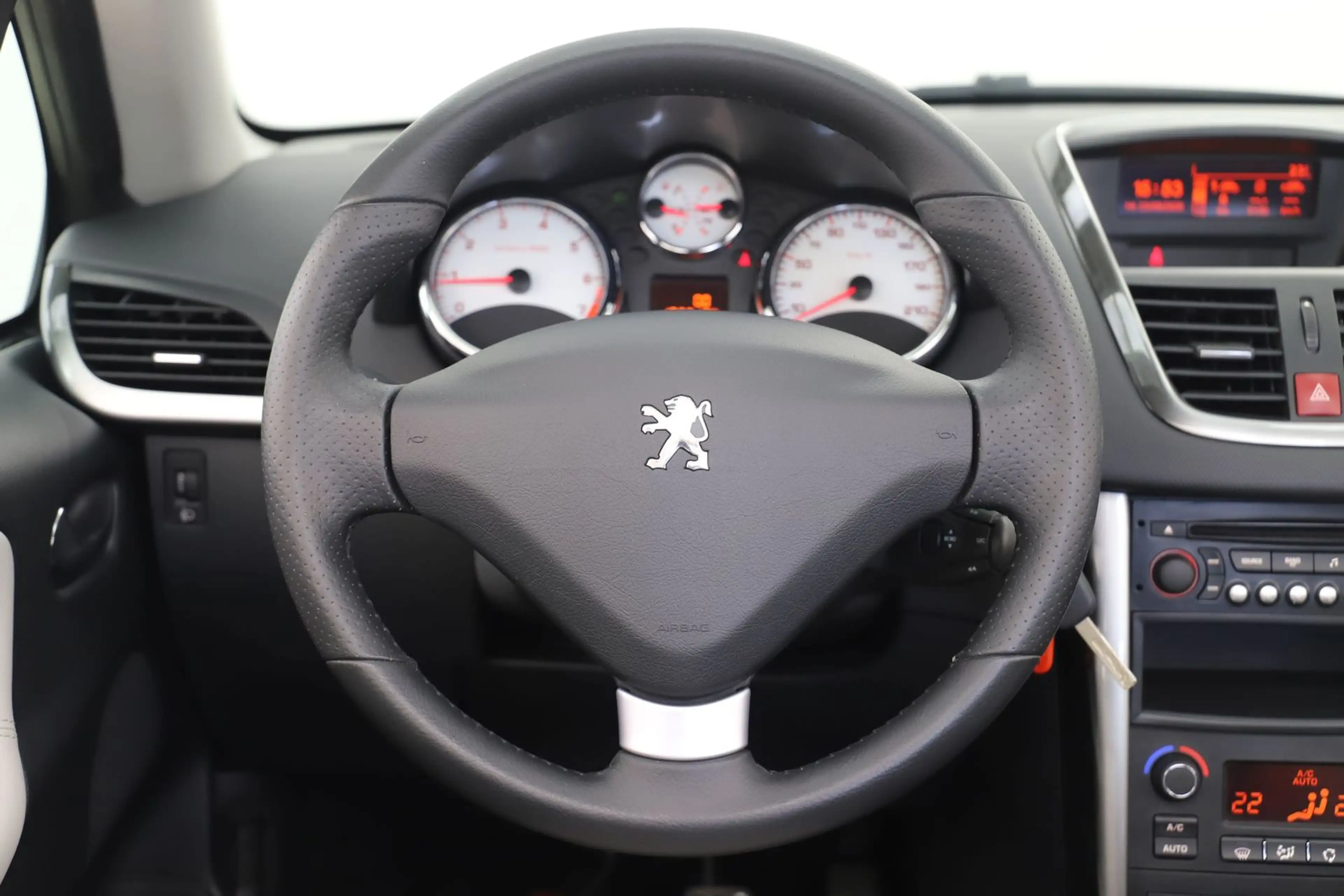 Peugeot 207 CC 1.6 120PS Roland Garros Leder PDC 1Hand — photo 22