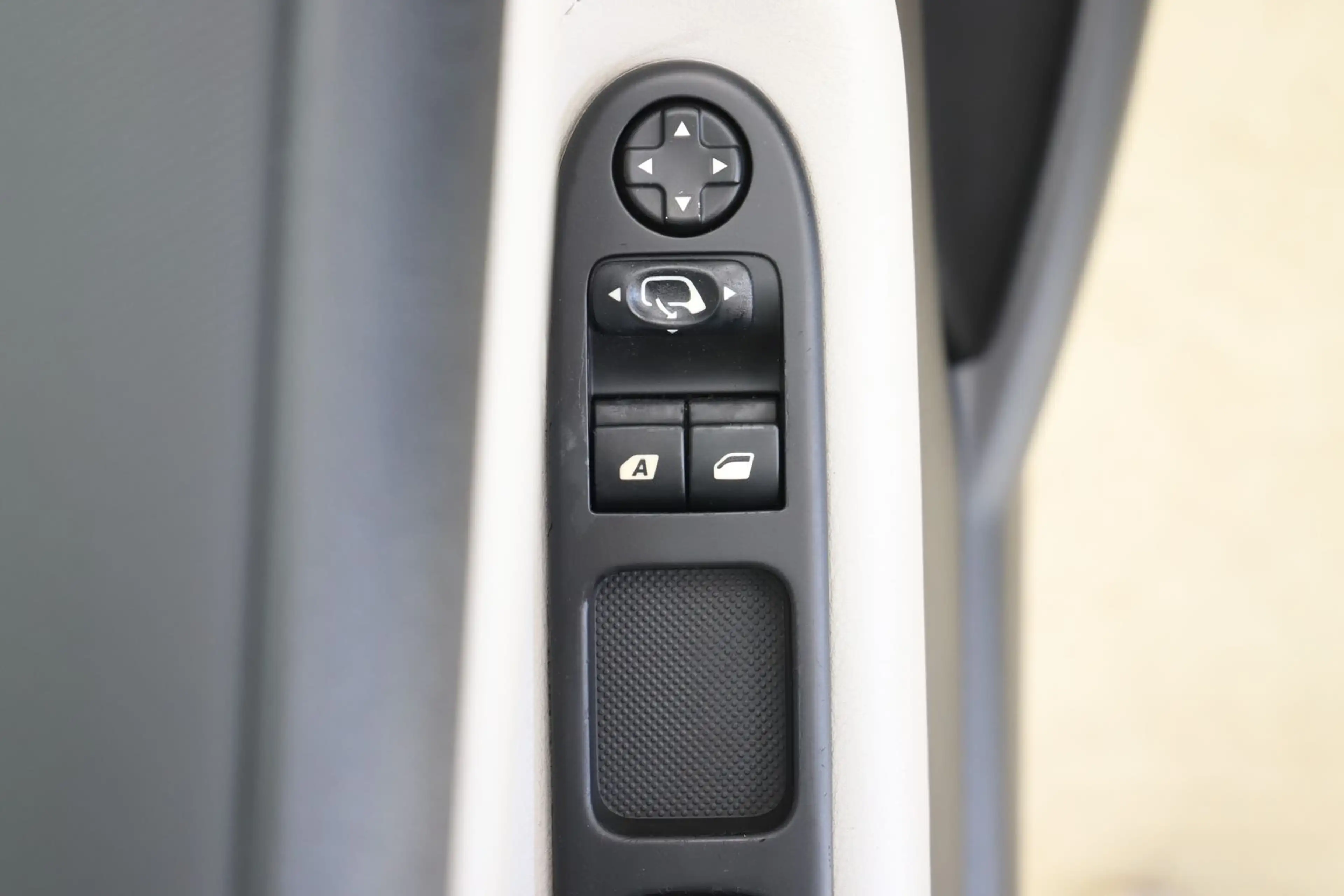 Peugeot 207 CC 1.6 120PS Roland Garros Leder PDC 1Hand — photo 27