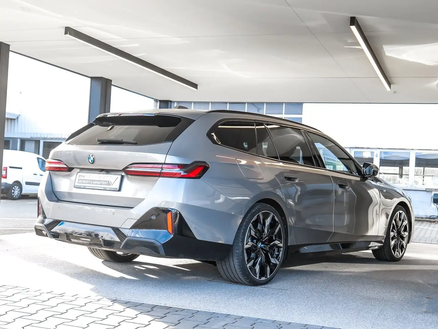 BMW 540 d xDrive Touring M Sport HUD ACC AHK 360°KAM Grau - 2