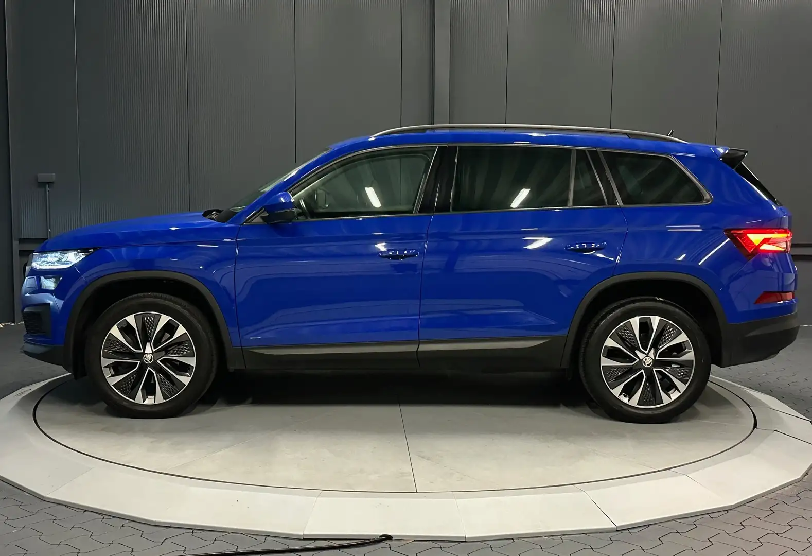 Skoda Kodiaq 2.0 TDI DSG Tour*19Zoll*AHK*VIRTUAL*KAMERA*NAVI* Blau - 2