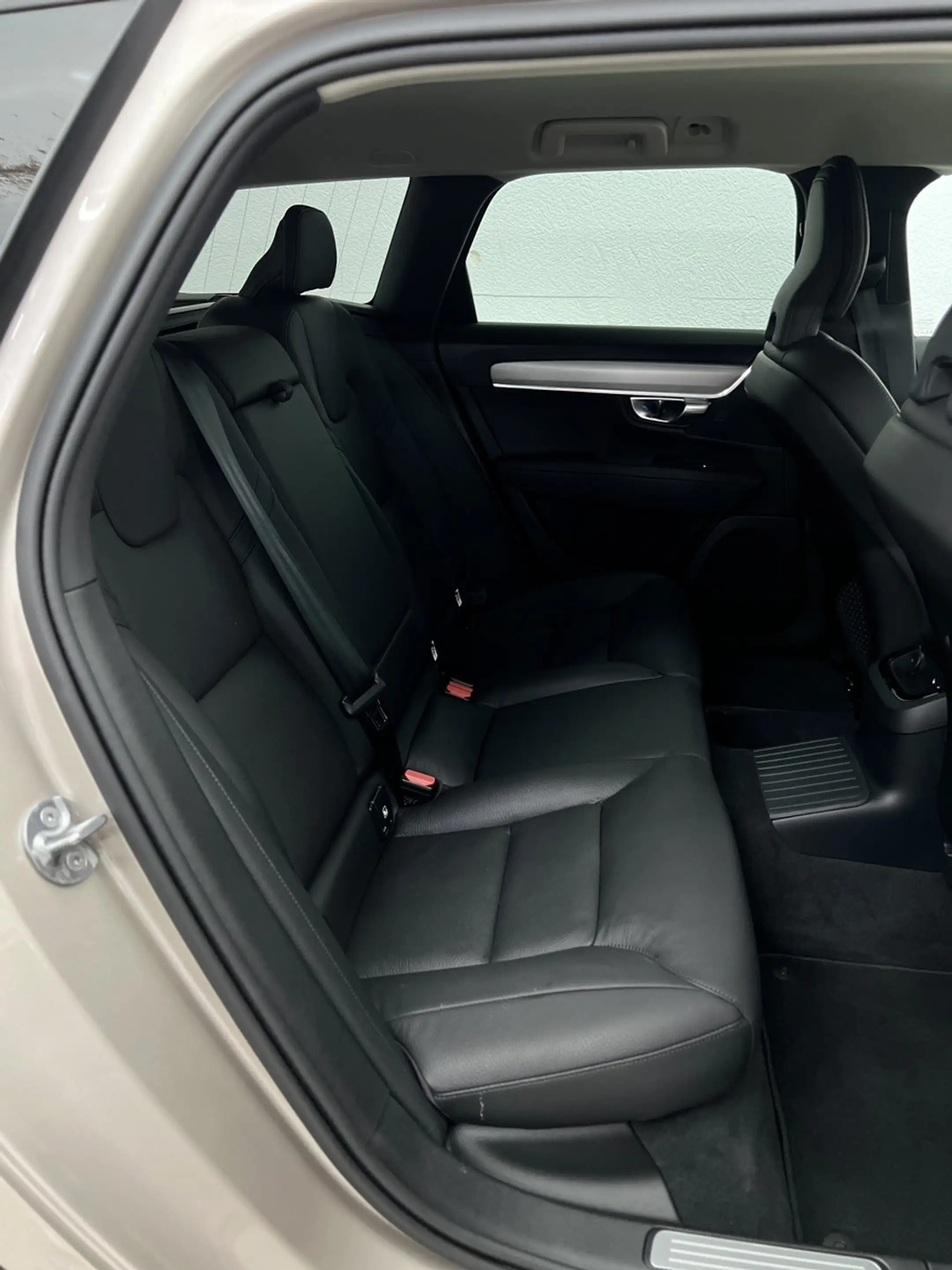 Volvo V90 T6 RECH AWD STANDHZG+AHK+ACC+KEYLESS+CARPLAY — photo 9
