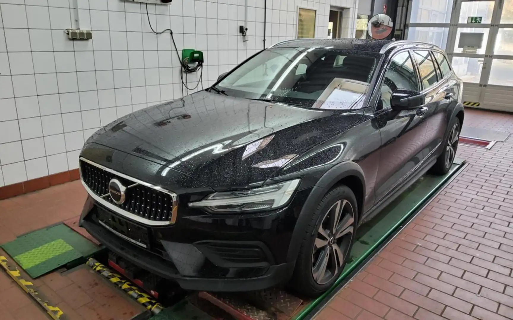 Volvo V60 Cross Country B4 AWD Plus+WINTERPAK+RFK+ Noir - 2