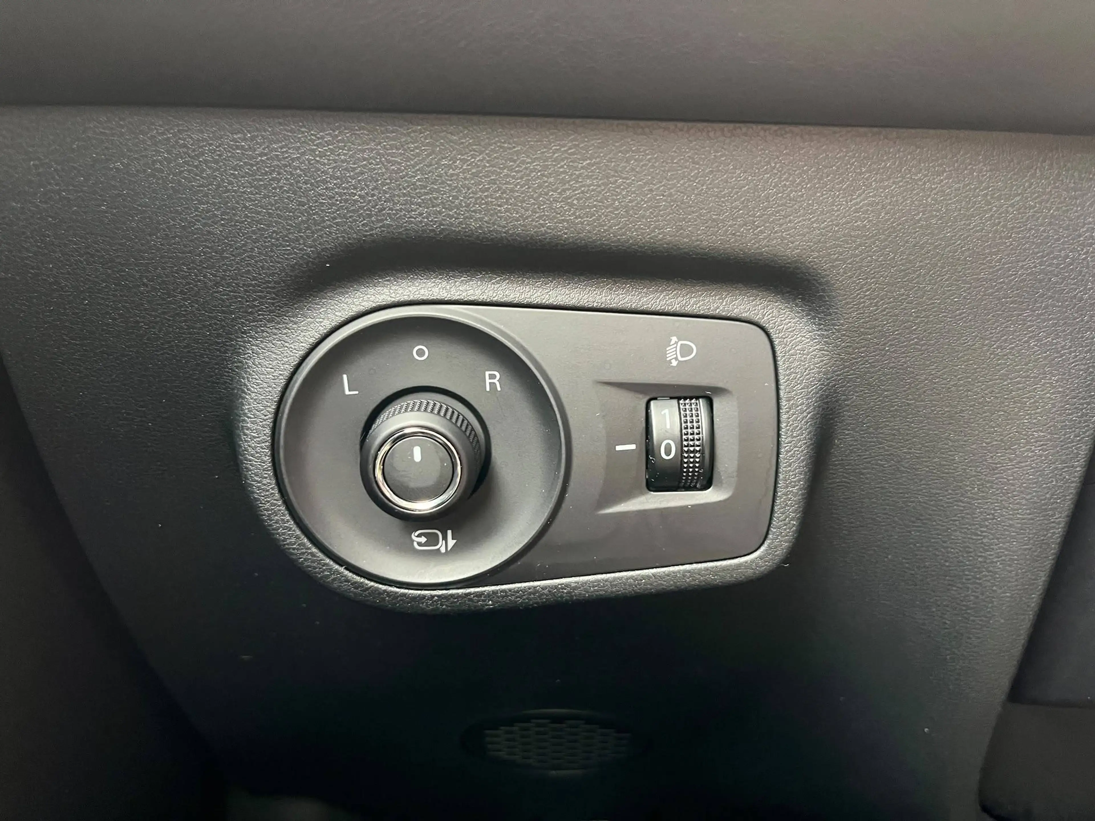 MG ZS hybrid+ luxury — photo 11