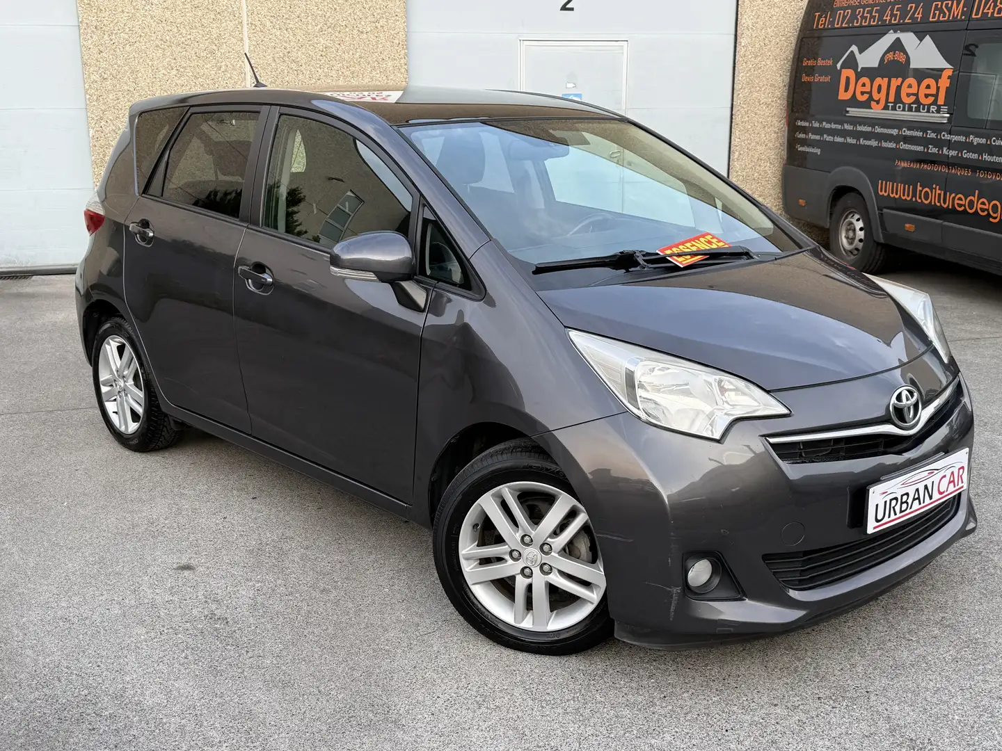 Toyota Verso-S Verso S 1.33 VVT-i Sol Grijs - 2