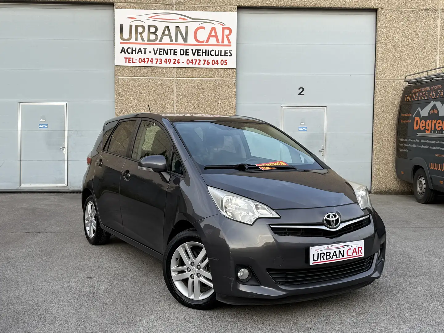 Toyota Verso-S Verso S 1.33 VVT-i Sol Grijs - 1