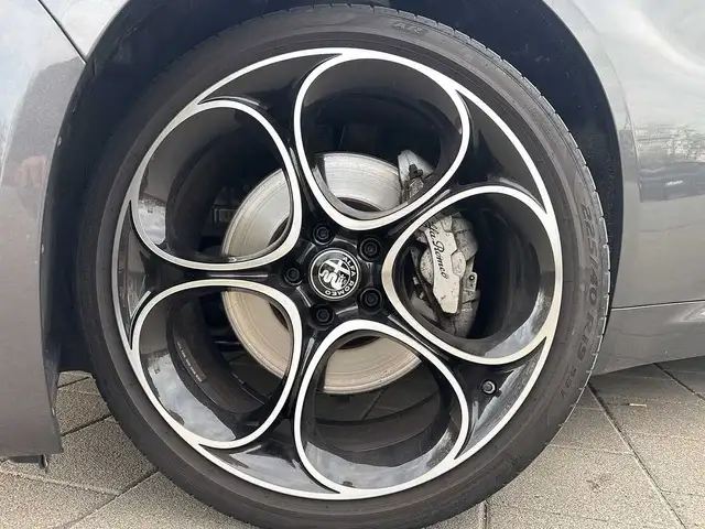 Alfa Romeo Giulia view 9