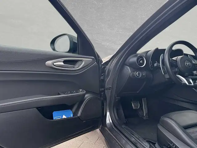 Alfa Romeo Giulia view 5