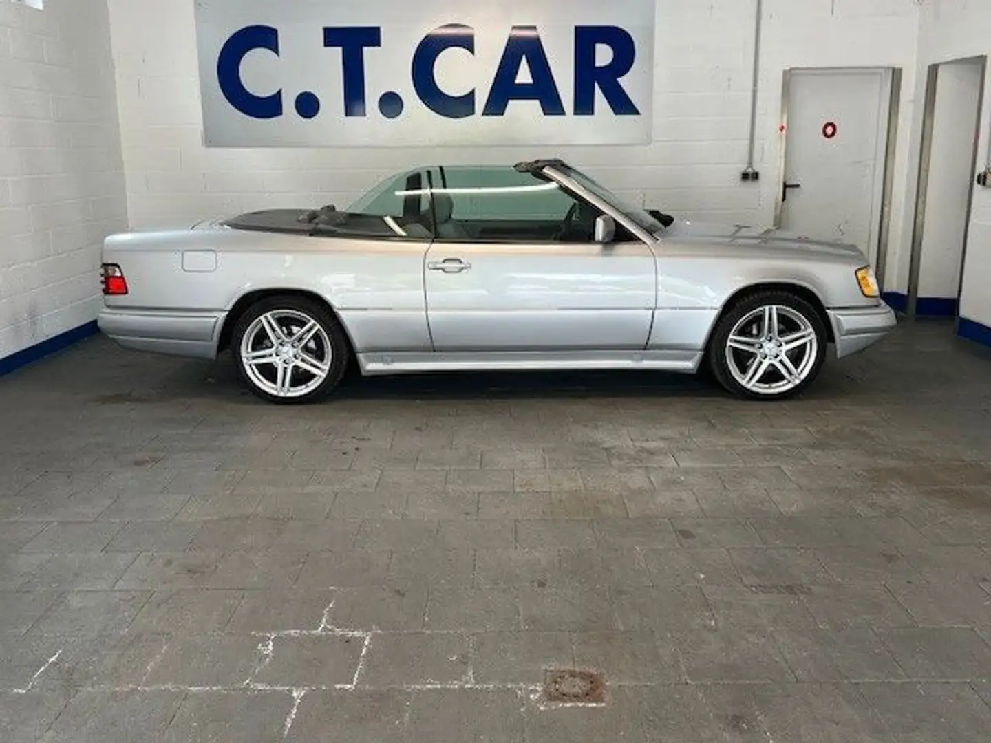 Mercedes-Benz E 320 AMG Line -  W124 Gris - 2