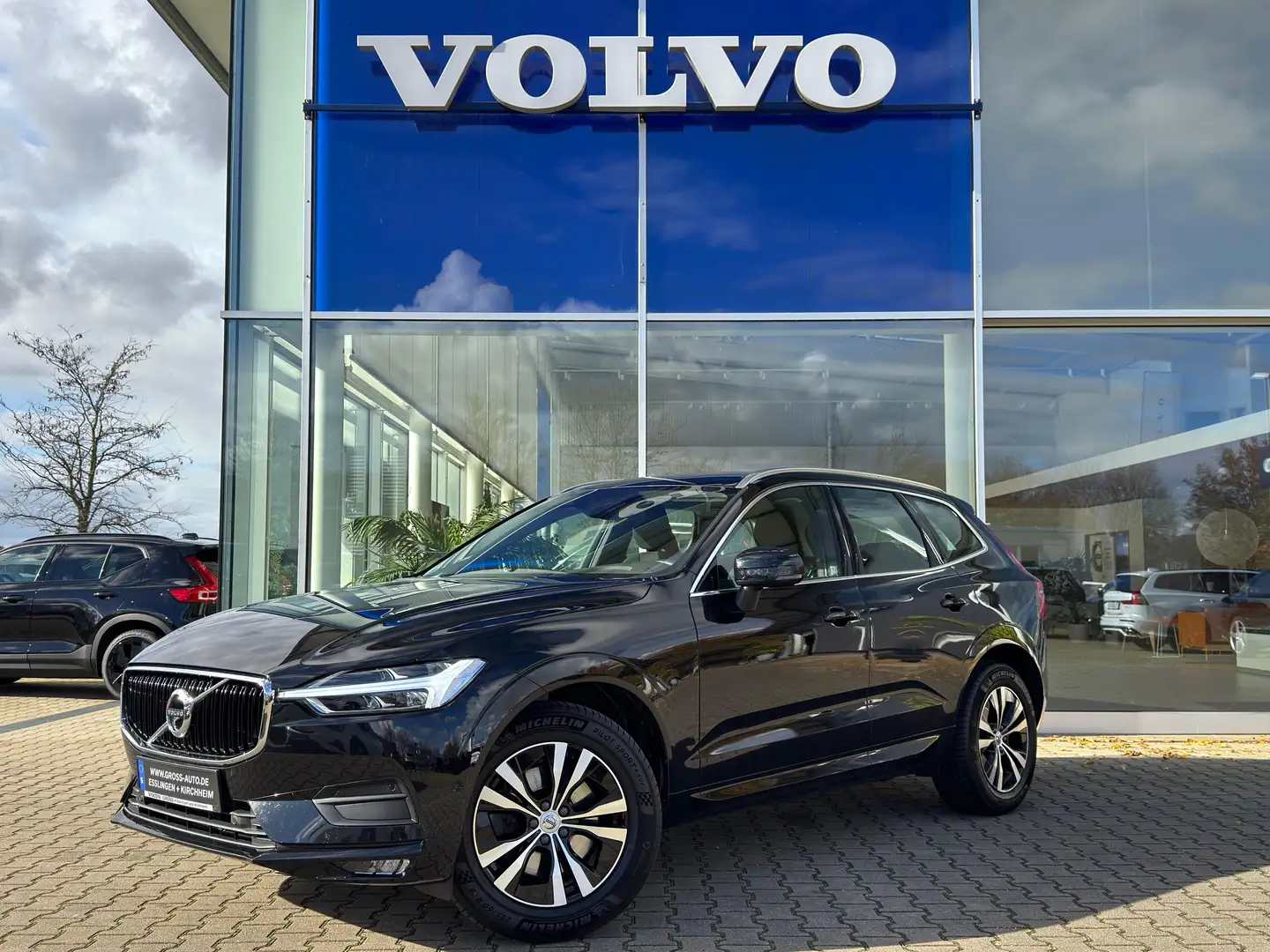 Volvo XC60 B4b Momentum Pro Schwarz - 1