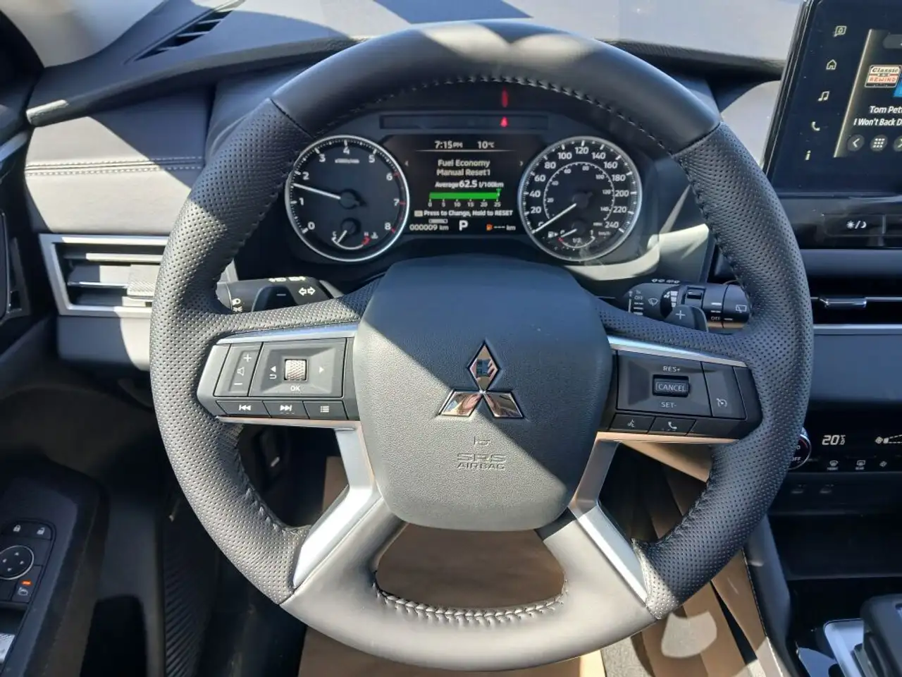 Mitsubishi Outlander снимка Mitsubishi Outlander