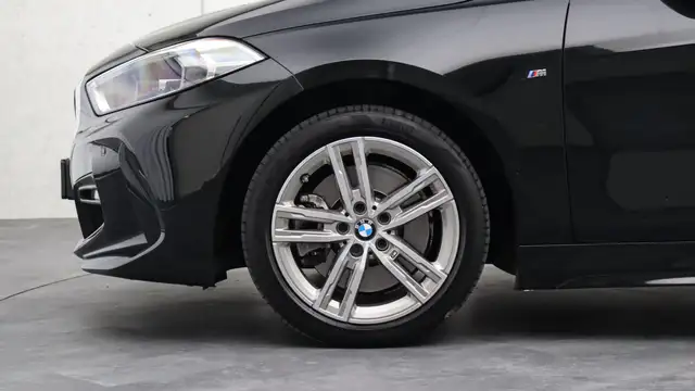 BMW 1 Series view 6