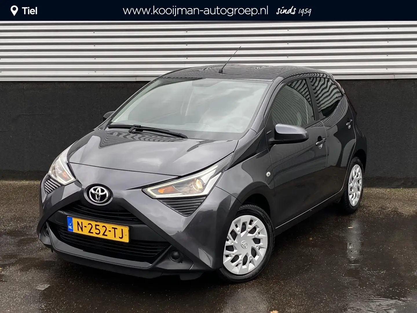 Toyota Aygo 1.0 VVT-i x-play Apple Carplay en/of Android auto Grau - 1