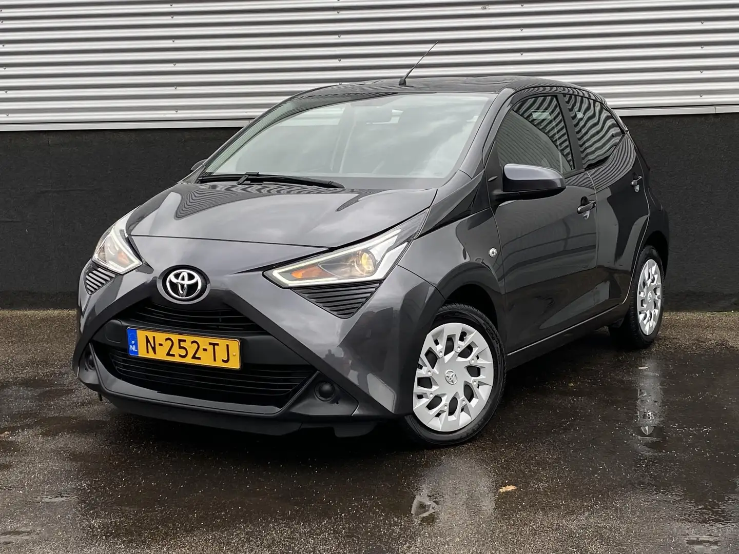 Toyota Aygo 1.0 VVT-i x-play Apple Carplay en/of Android auto Grau - 2