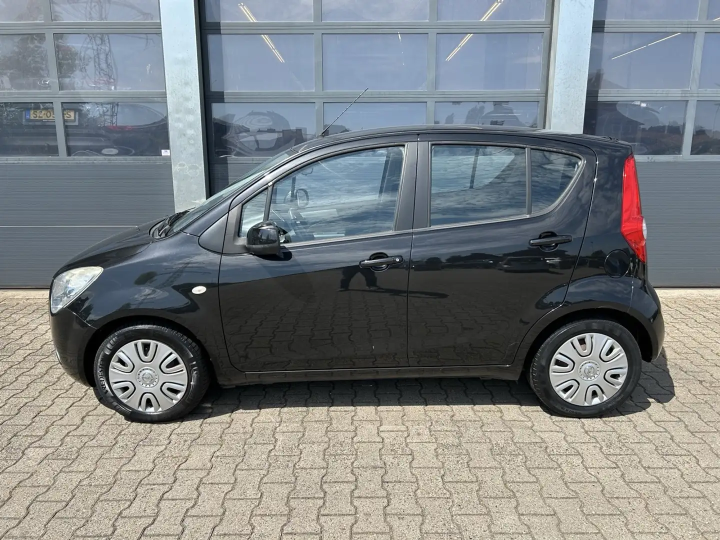 Opel Agila 1.2 16V 94pk Edition Zwart - 2