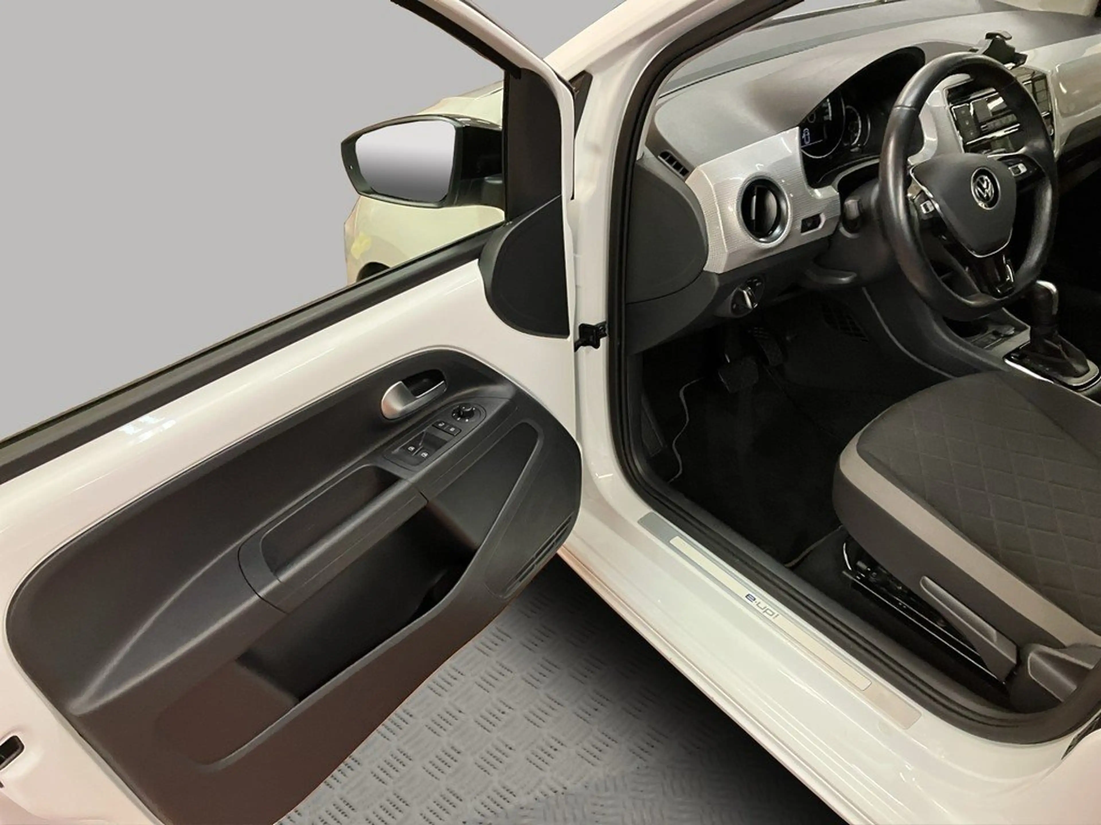 Volkswagen e-up! move up! 61 kW Klima — photo 13