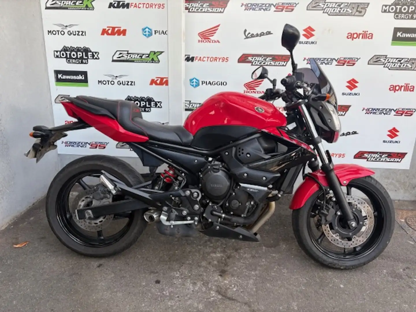 Yamaha XJ 6 Rood - 1