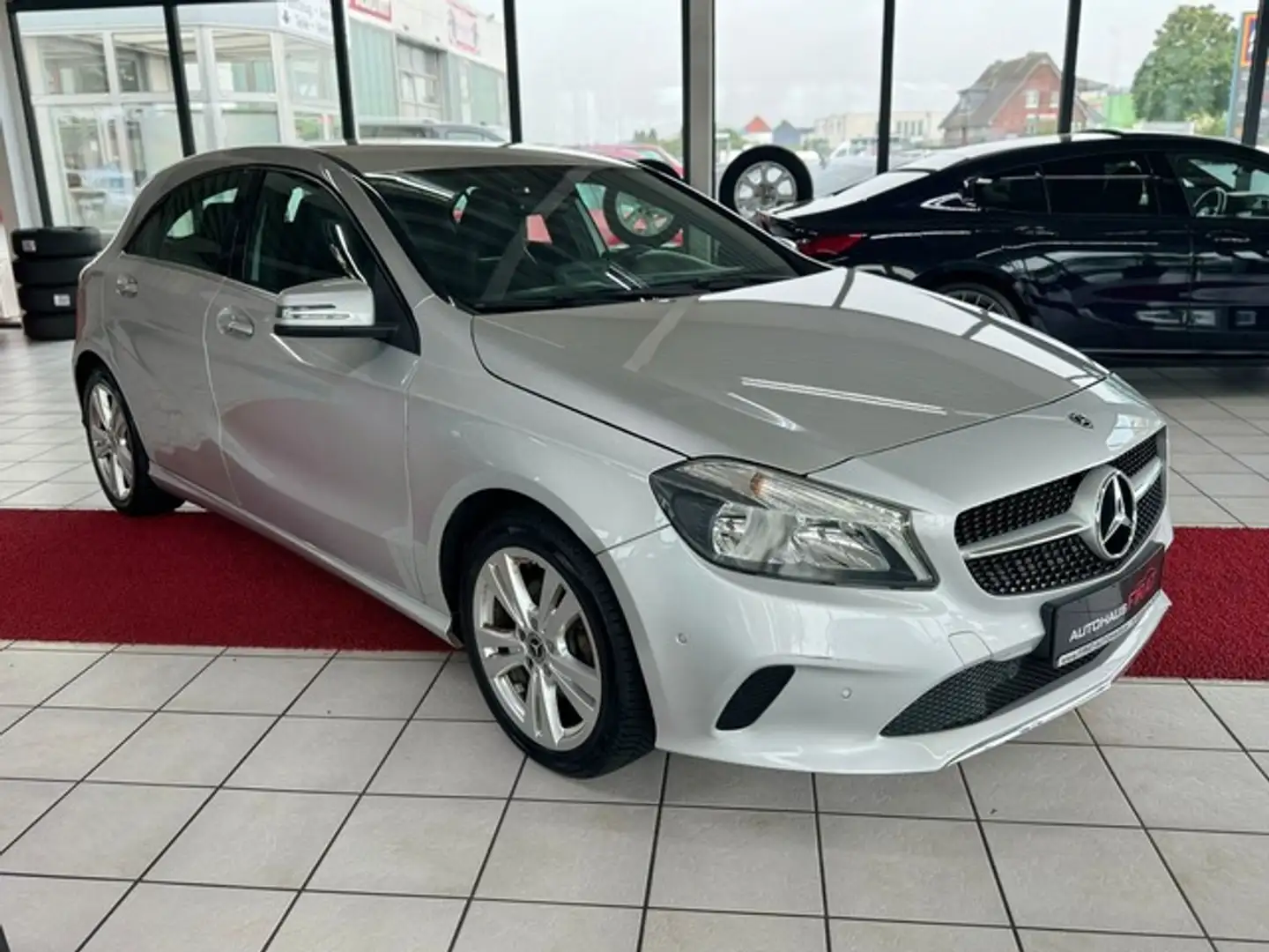 Mercedes-Benz A 180 BlueEFFICIENCY Urban°Navi°Teil-Leder° Urban Zilver - 2