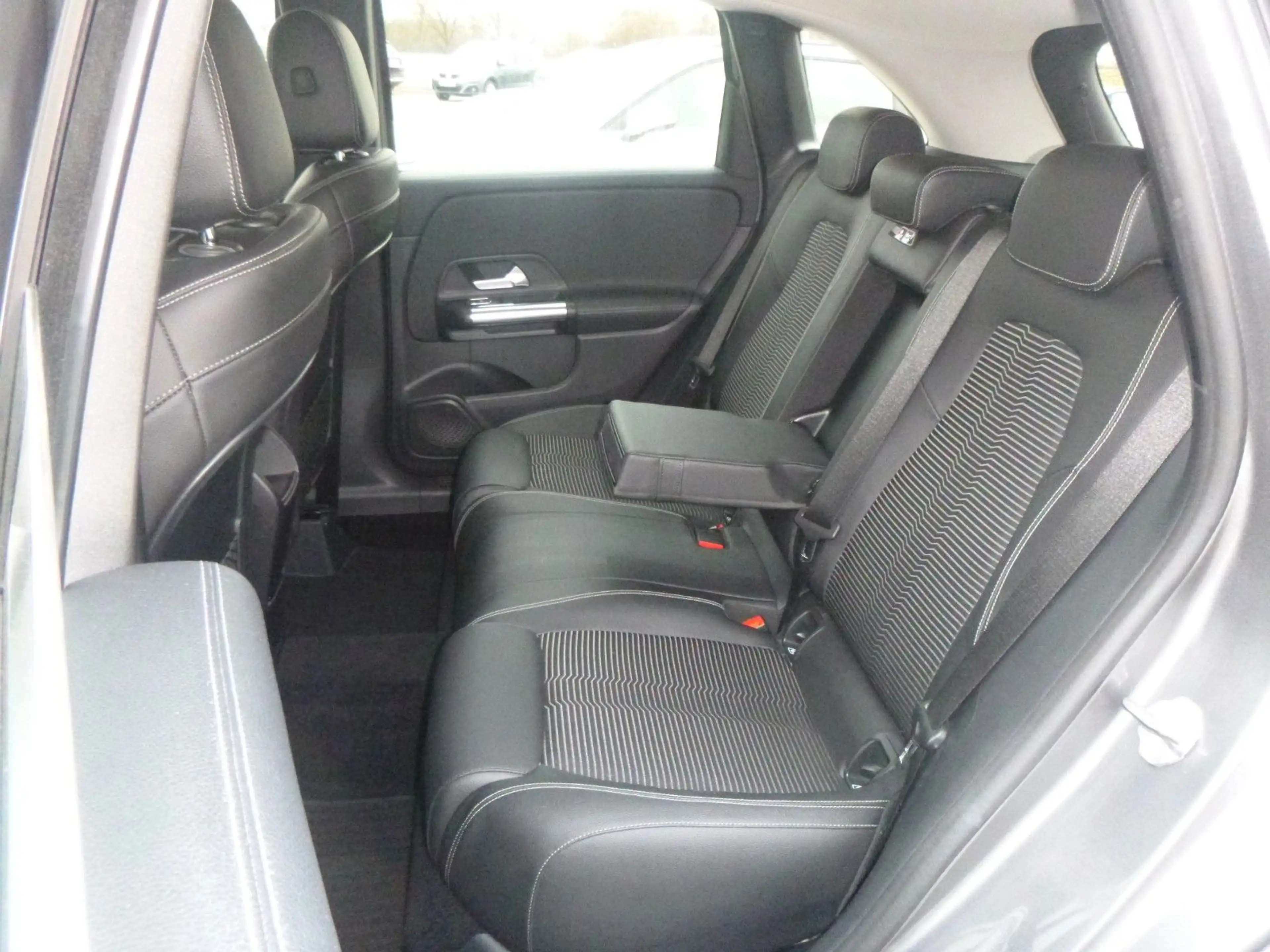 Mercedes-Benz B 180 AUT/AHK/NAV/KAM/PDC/LED — photo 13