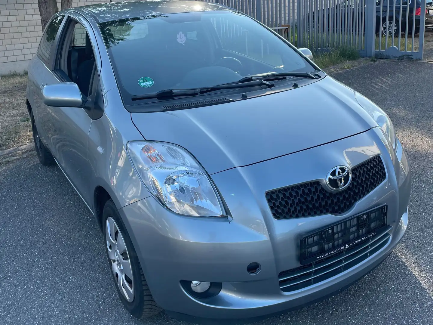 Toyota Yaris TÜV Neu // Inspektion neu // 8 Fach bereift // Grigio - 1