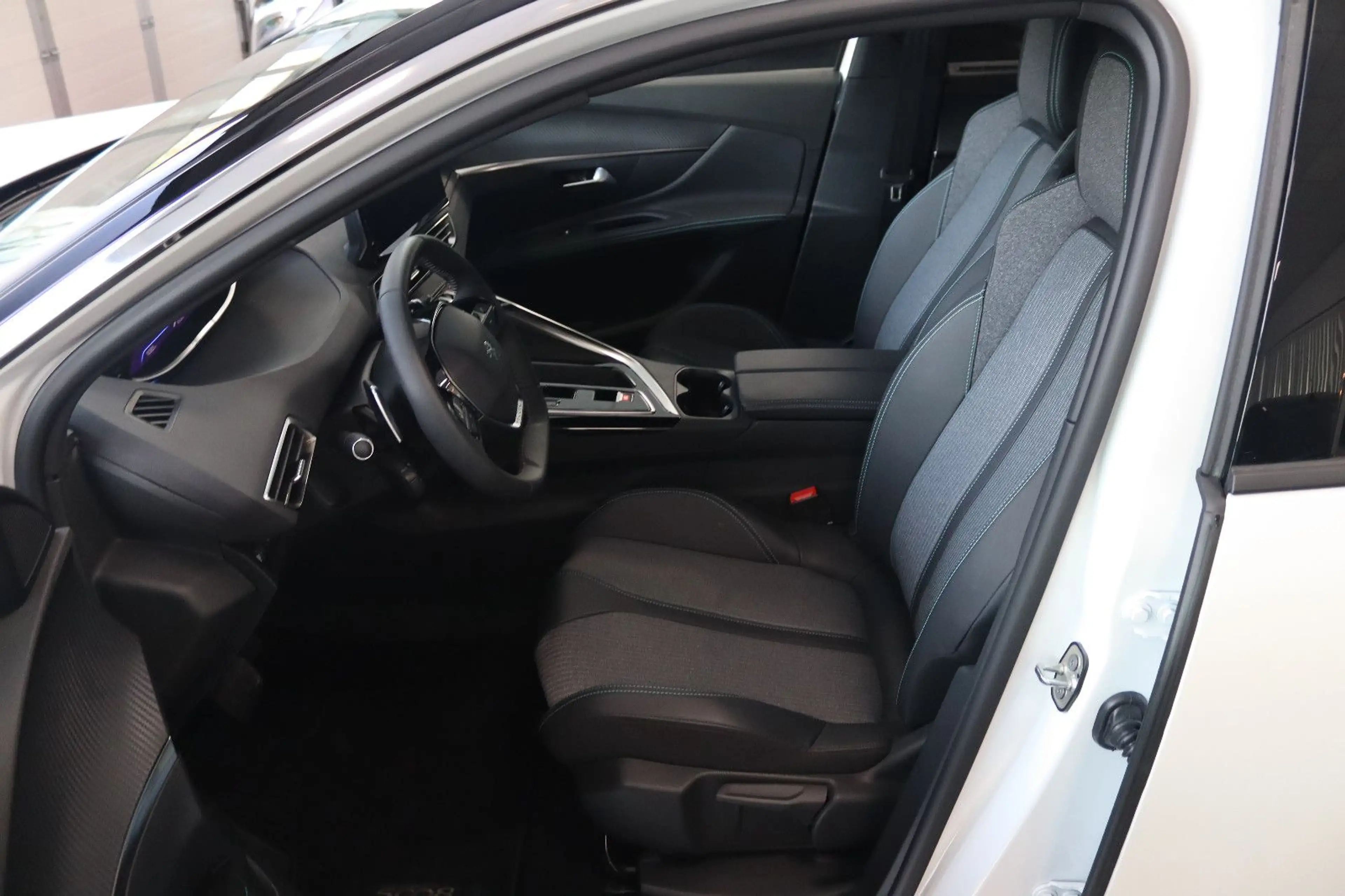 Peugeot 5008 Hybrid 136 Allure Pack *1.HAND + 7-SITZER* — photo 9