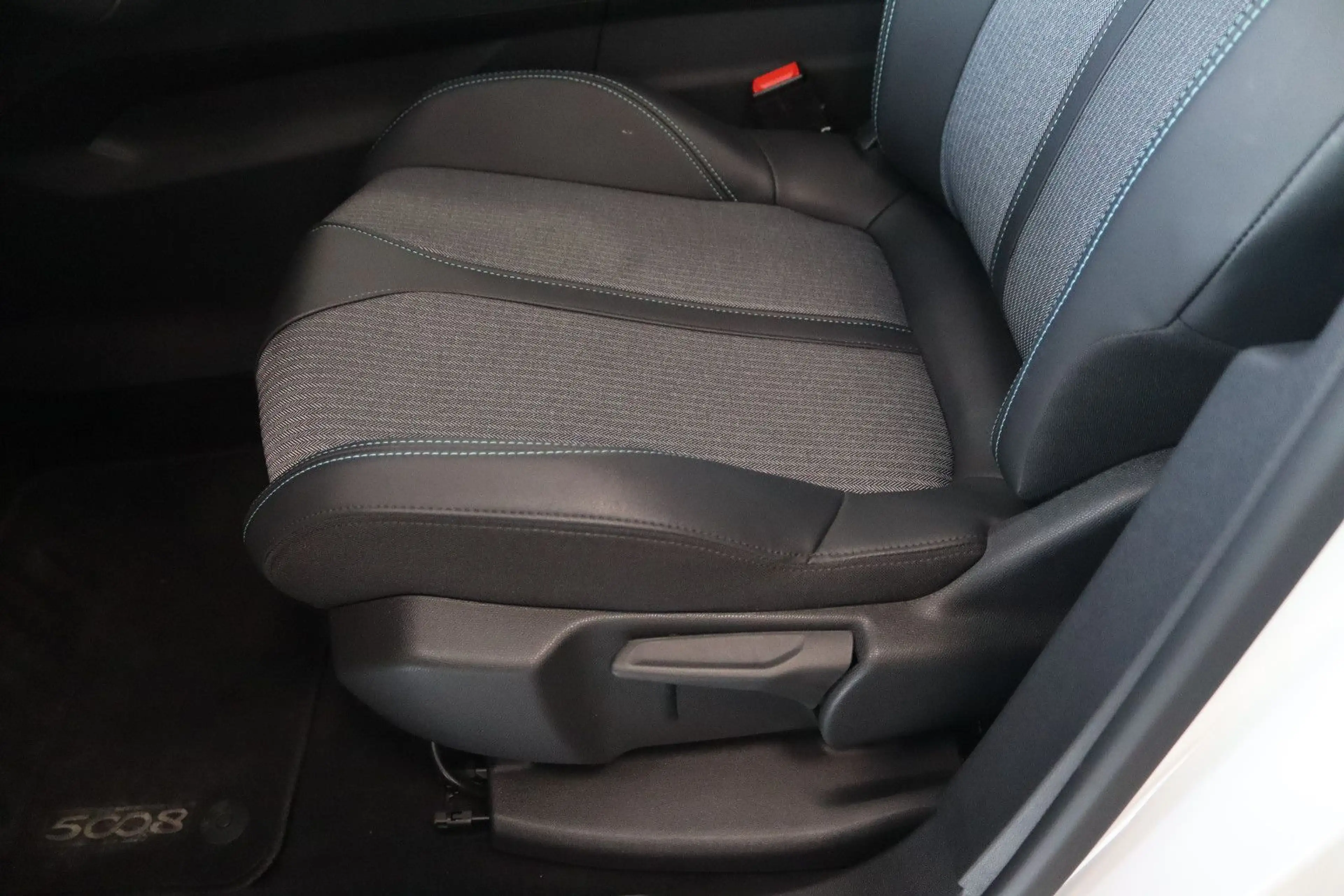 Peugeot 5008 Hybrid 136 Allure Pack *1.HAND + 7-SITZER* — photo 10