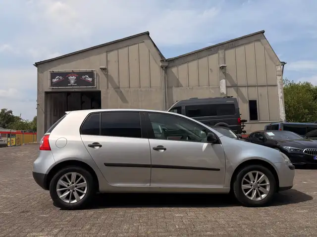Volkswagen Golf view 4