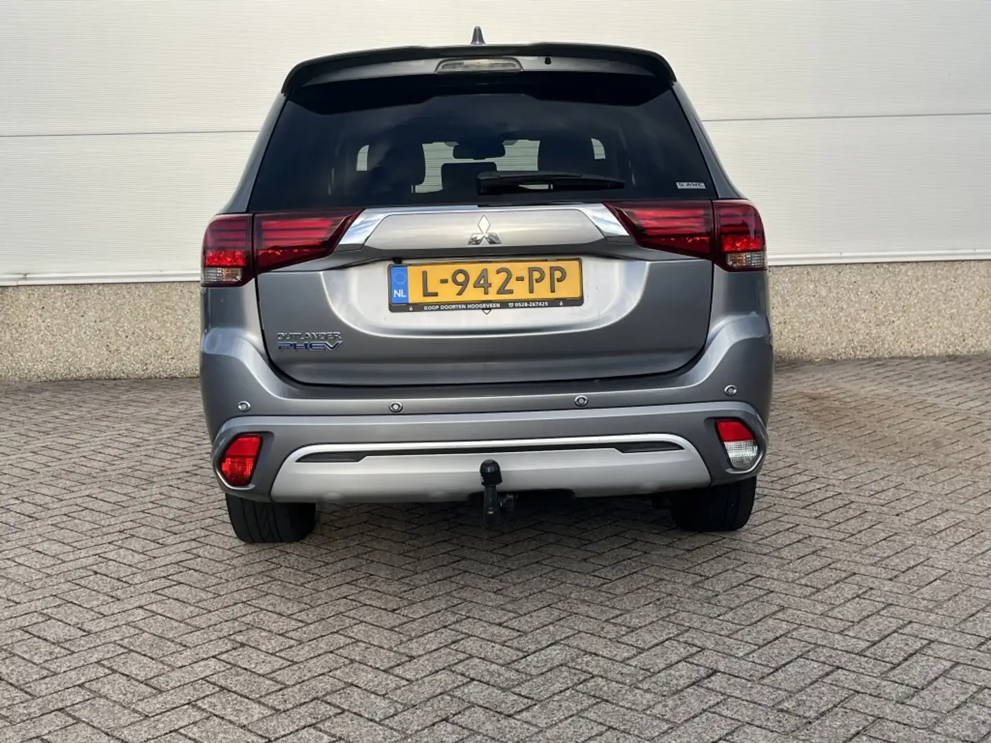 Mitsubishi Outlander 2.4 PHEV Intense+ Trekhaak Grijs - 2