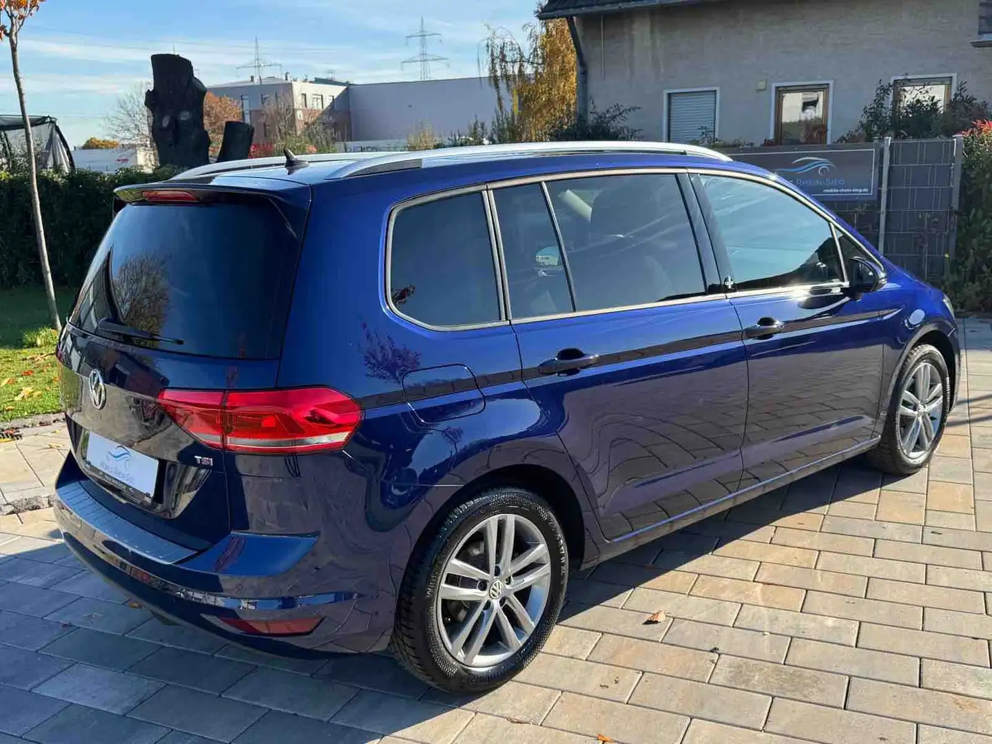 Volkswagen Touran Sound TSI *DSG*Pano*LED*Navi*AHK*2Hand* Blau - 2