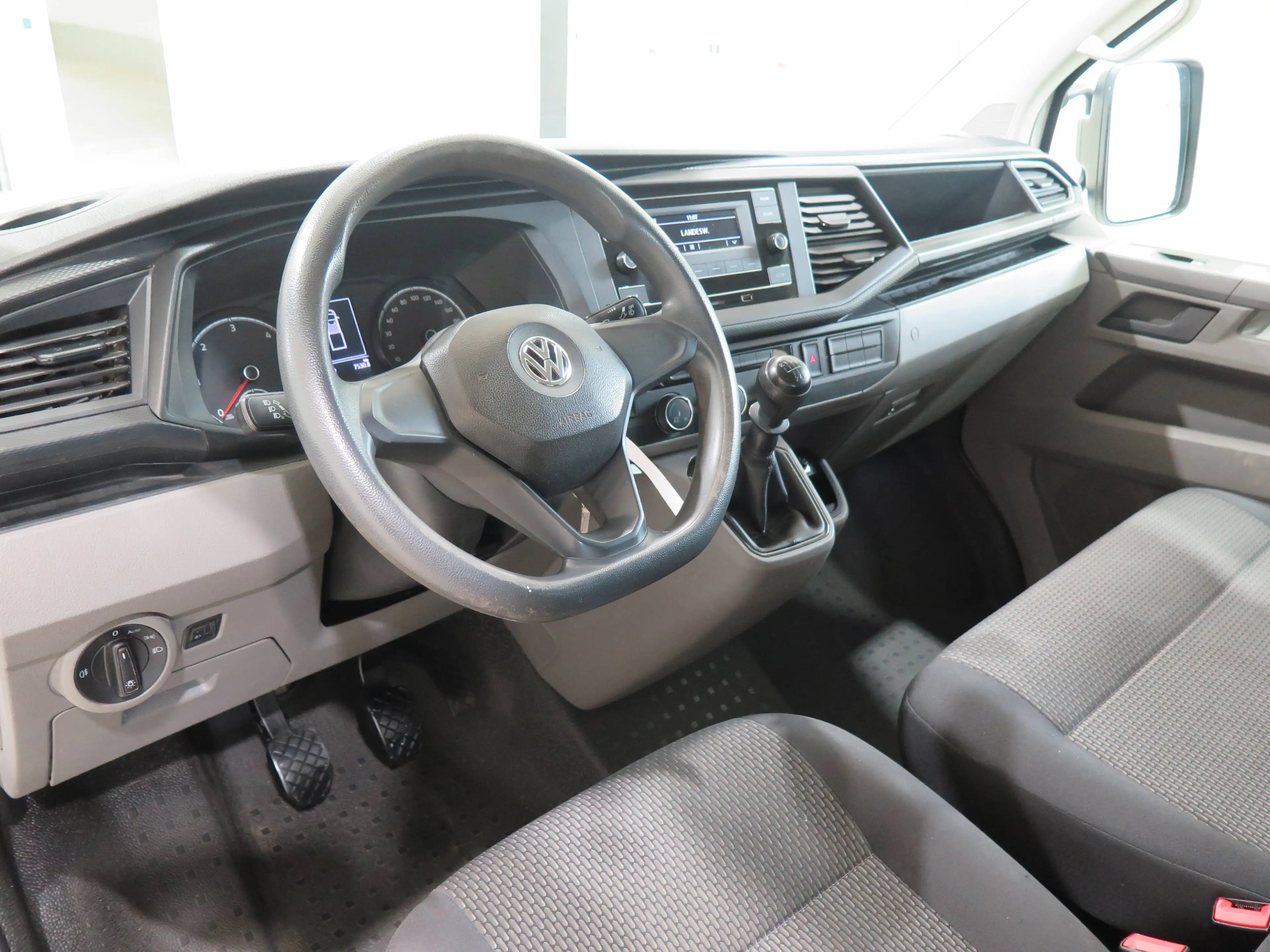Volkswagen T6.1 Transporter FWD lang Doppelkabine EcoProfi — photo 8