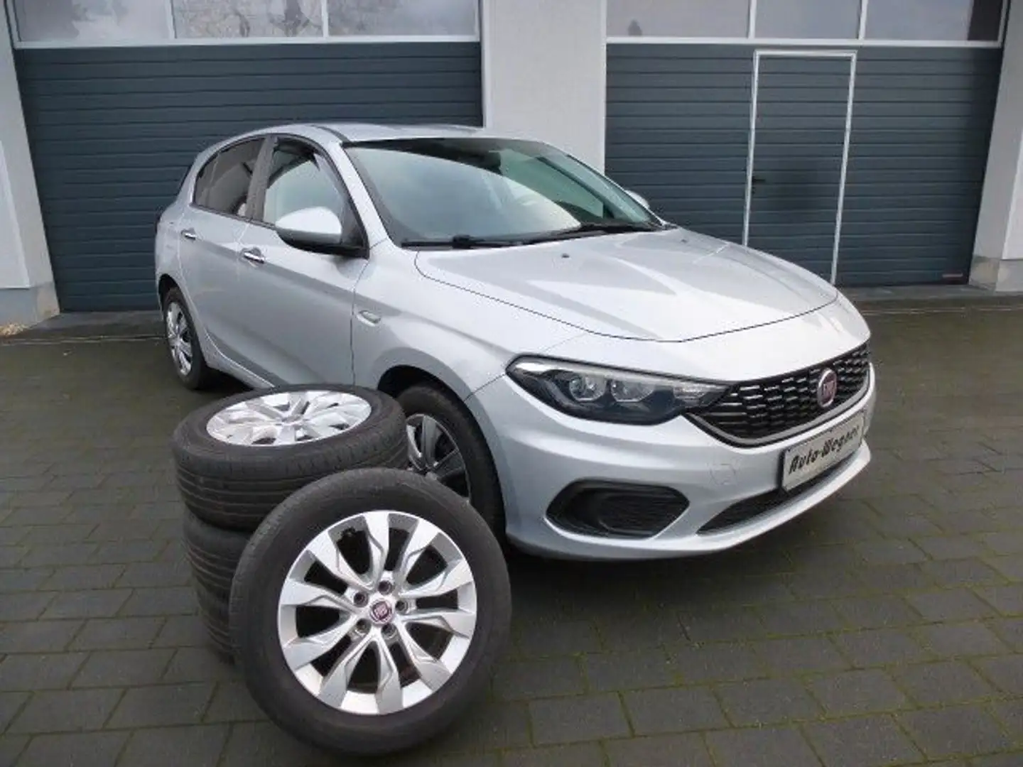 Fiat Tipo 1.4 Easy Klima Navi Alu PDC 8 fach bereift Silber - 1