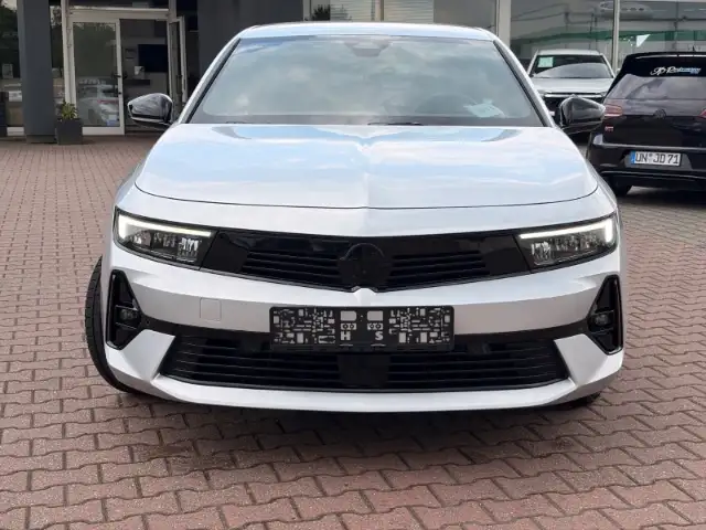 Opel Astra view 2