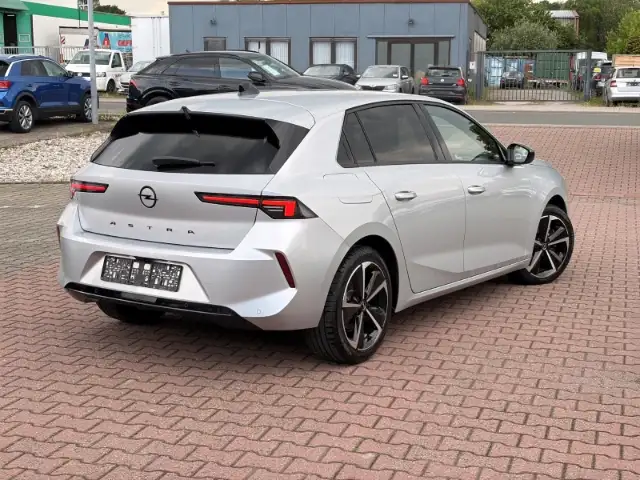 Opel Astra view 4