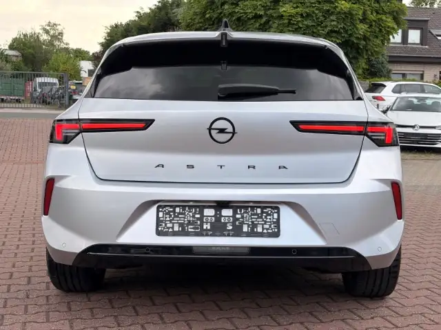 Opel Astra view 5