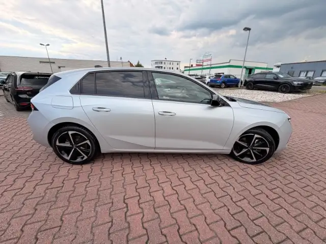 Opel Astra view 3