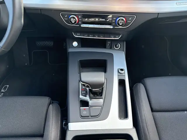 Audi Q5 view 10