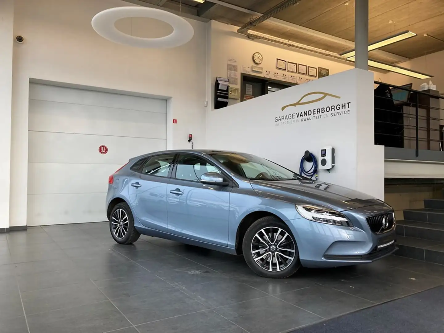 Volvo V40 MOMENTUM T2 BENZINE 52000KM Blauw - 1