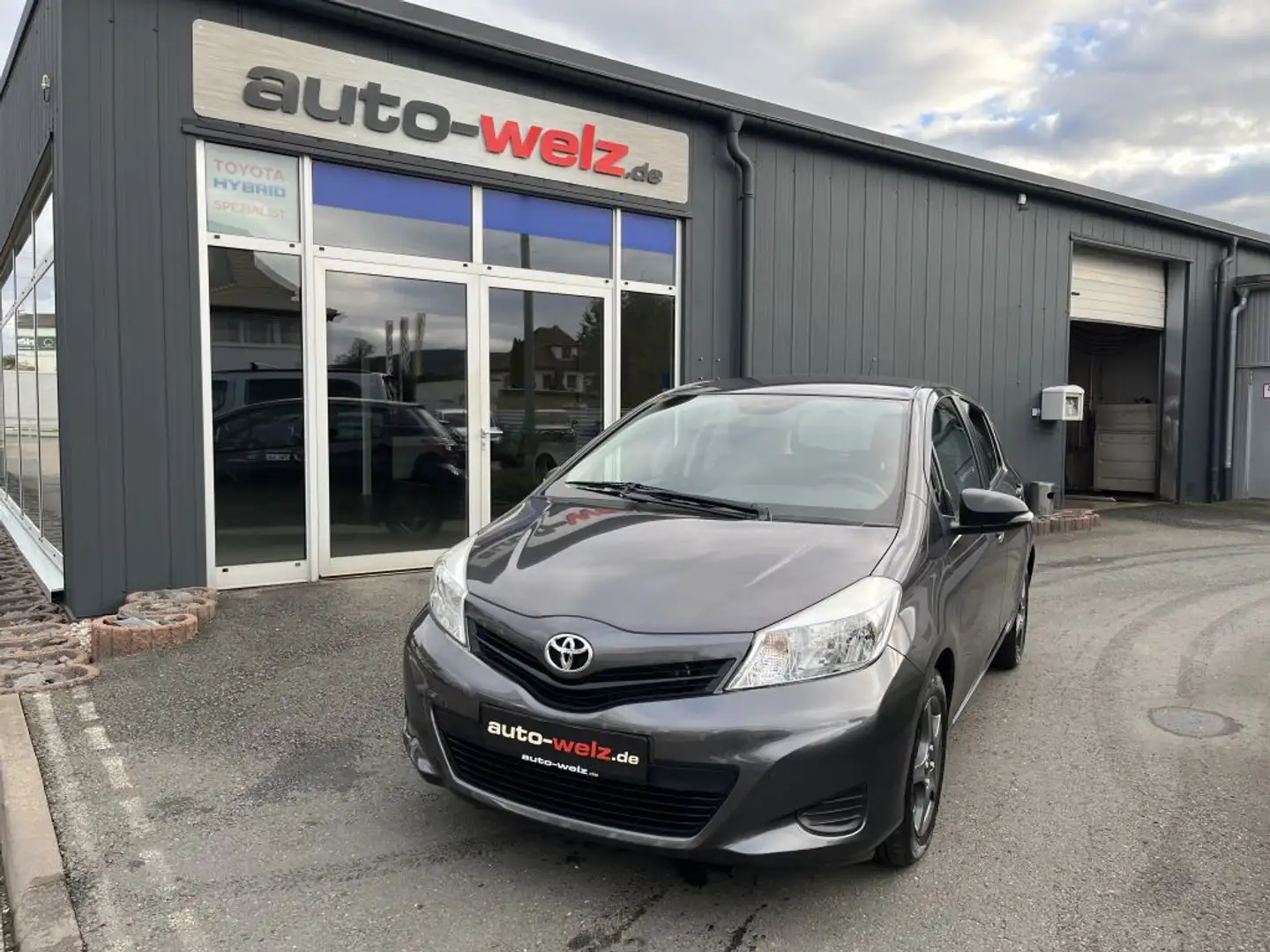 Toyota Yaris 1.33 VVT-i Cool Gris - 1
