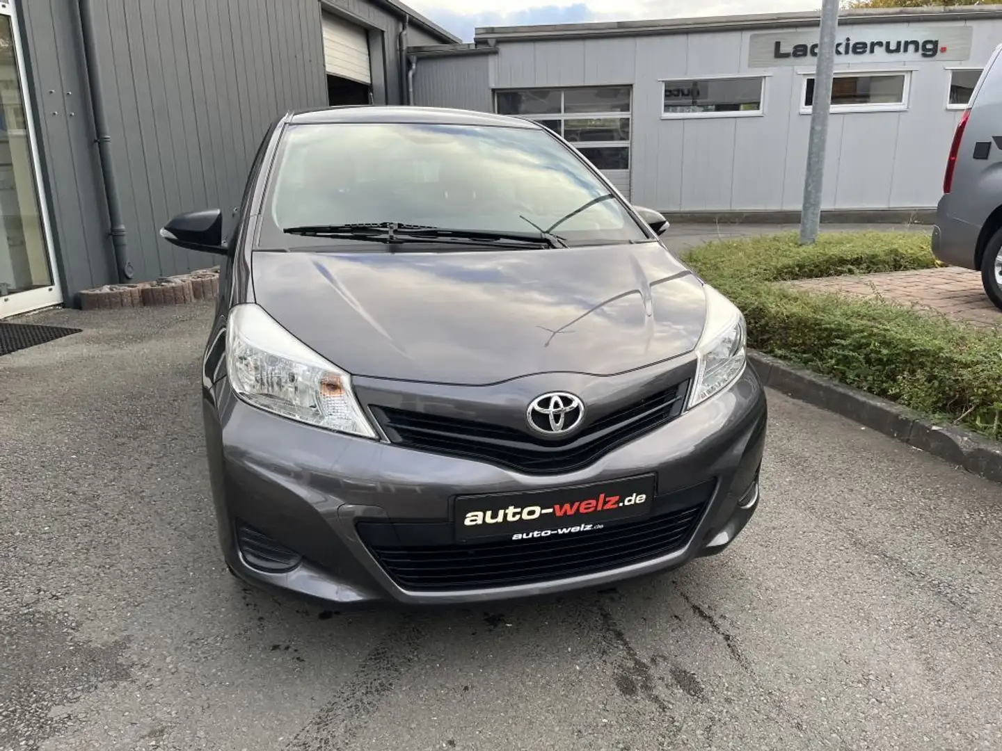 Toyota Yaris 1.33 VVT-i Cool Gris - 2
