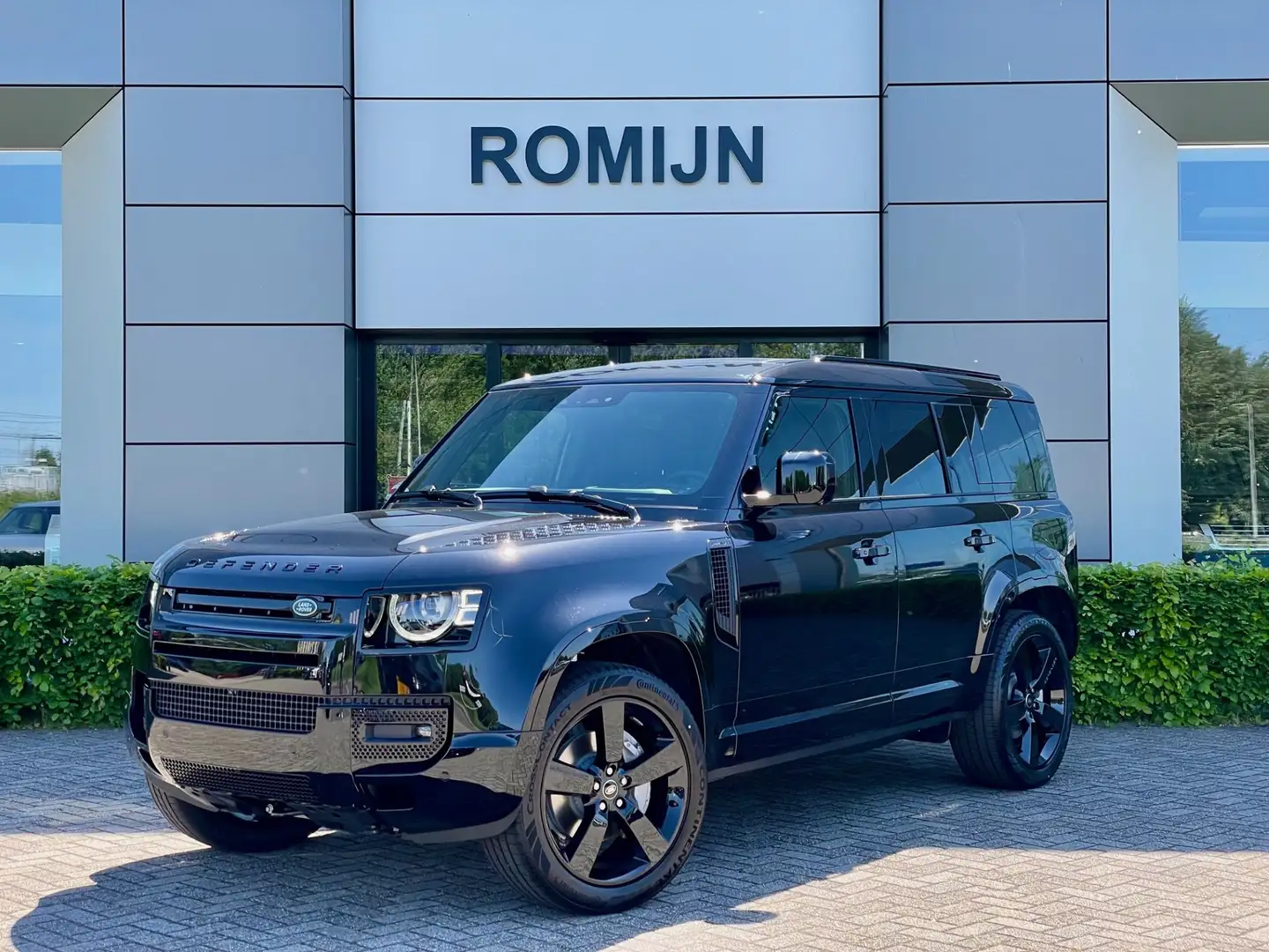 Land Rover Defender 110 2.0 P300e 110 X-Dynamic HSE 22 INCH SIGNATURE Zwart - 1