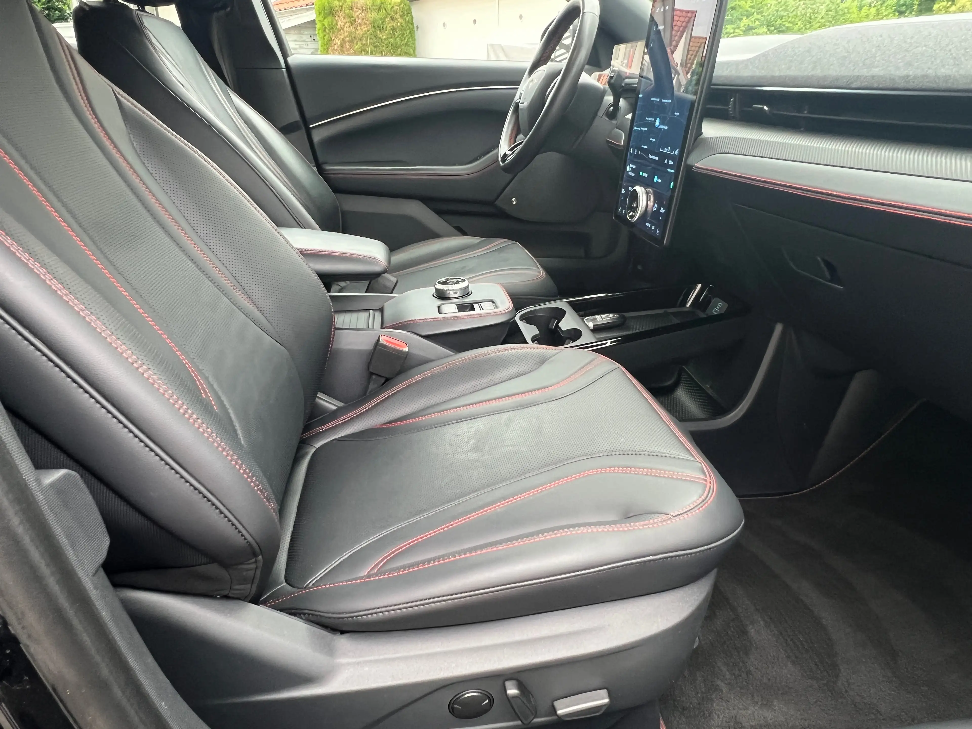 Ford Mustang Mach-E AWD, LED, Digitales Cockpit, Leder, SHZ, Navi — photo 13