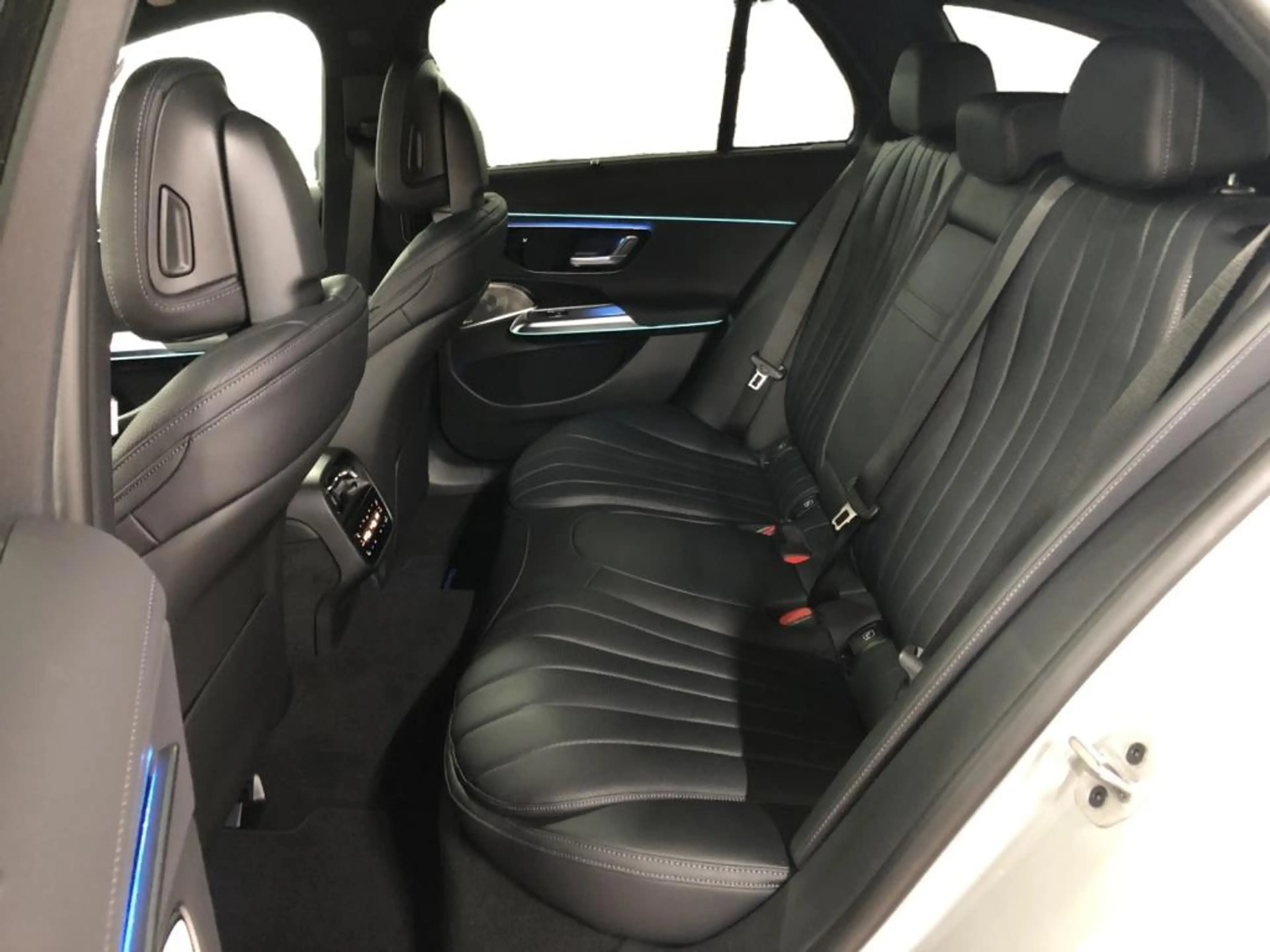 Mercedes-Benz E 450 d 4MATIC T-Modell AMG+MBUX+Superscreen+AHK — photo 9