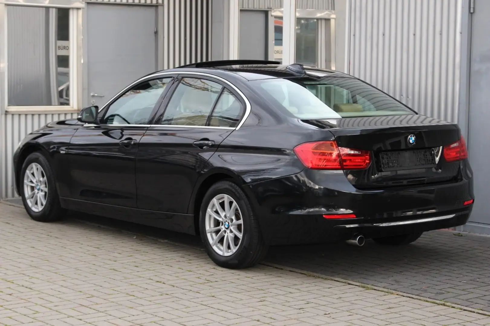 BMW 318 d Luxury Line+Navi+Leder+Bi-Xenon+ESD Schwarz - 2