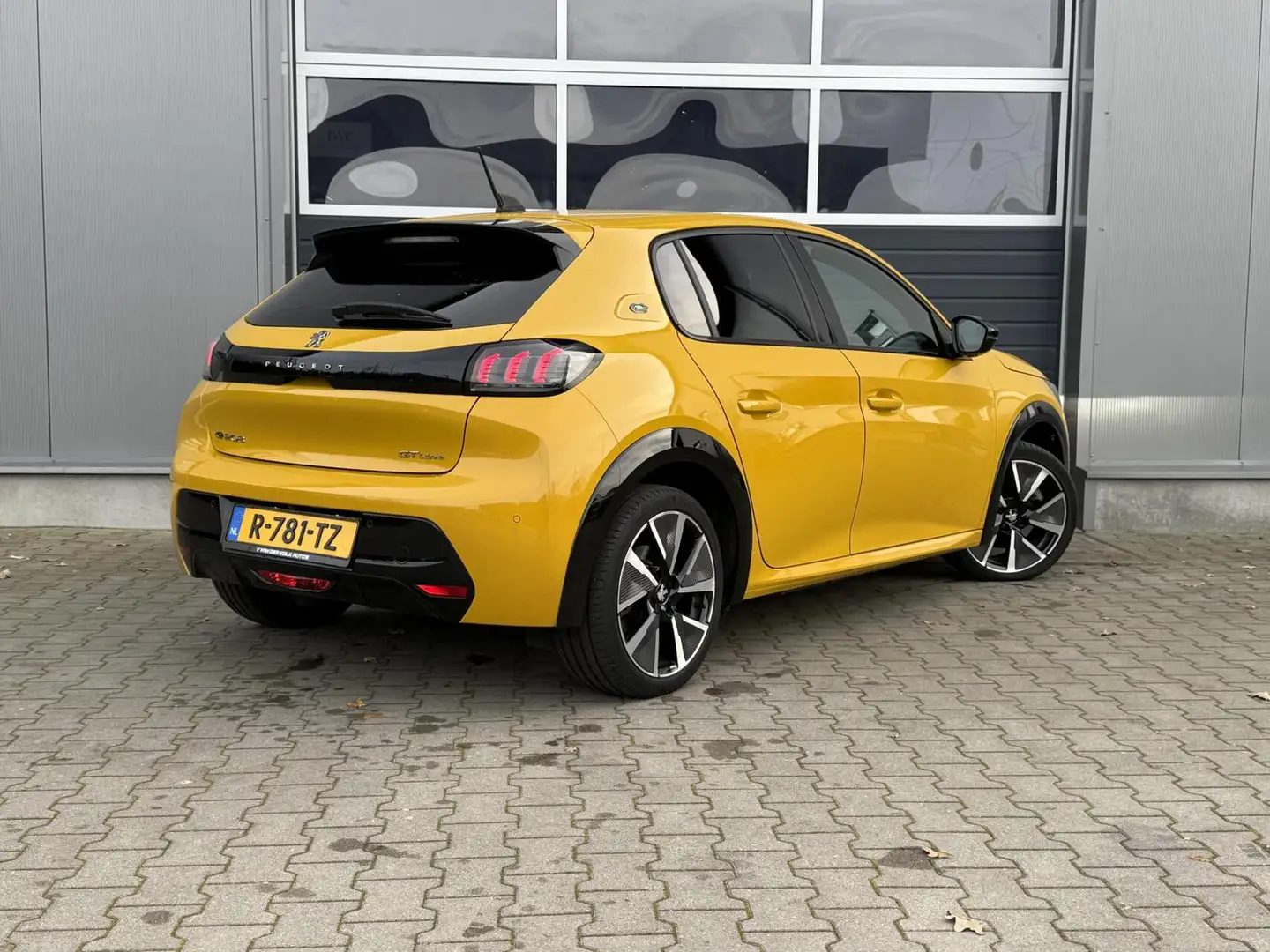 Peugeot e-208 GT-Line 50 kWh CarPlay LED Camera Navigatie Climat Gelb - 2