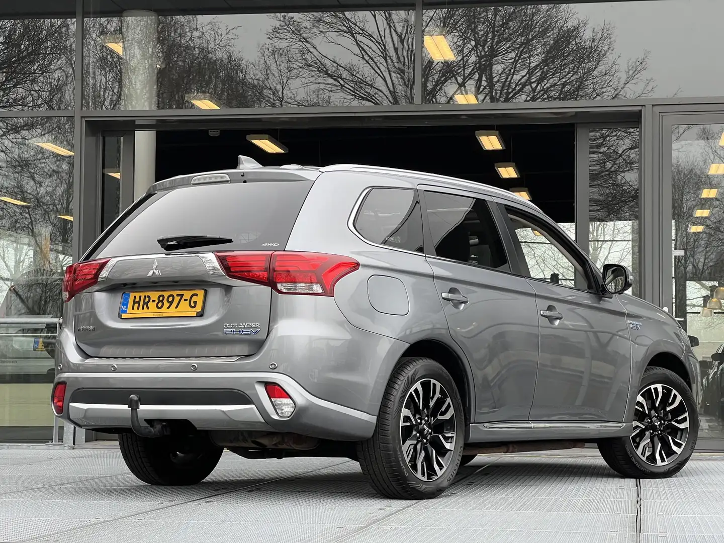 Mitsubishi Outlander 2.0 PHEV Instyle+ | Sunroof | Trekhaak | Leder | 1 Grijs - 2