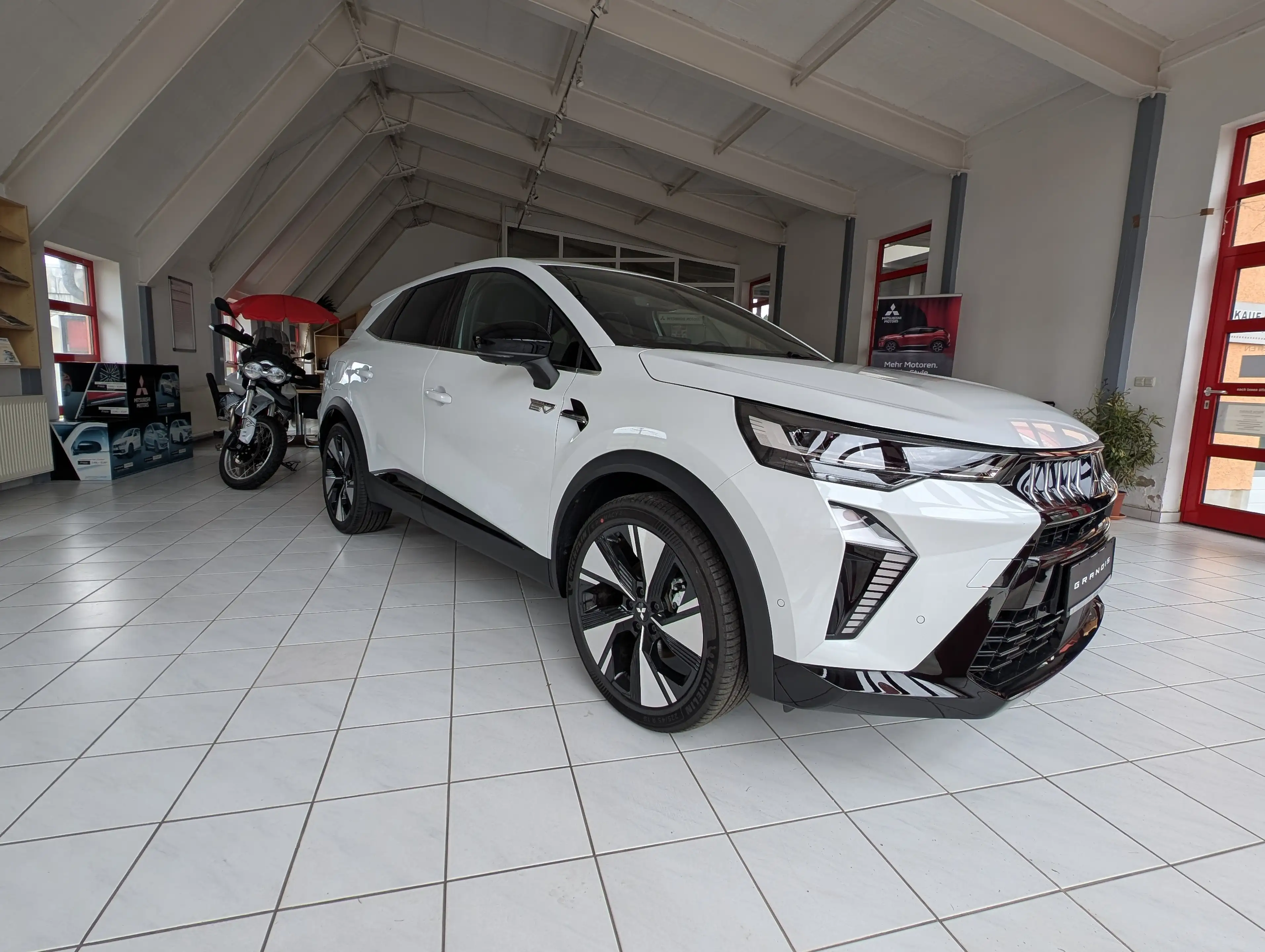 Mitsubishi Grandis 1.8 HEV 116 kW Intro Edition — photo 2