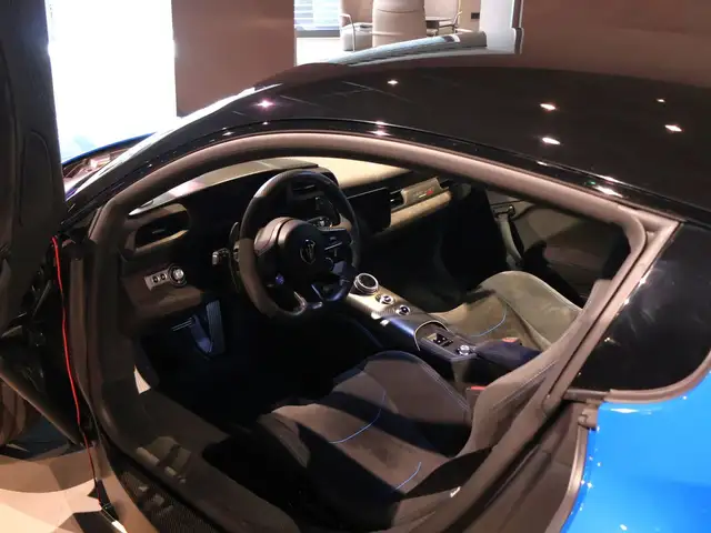 Maserati MC20 view 9