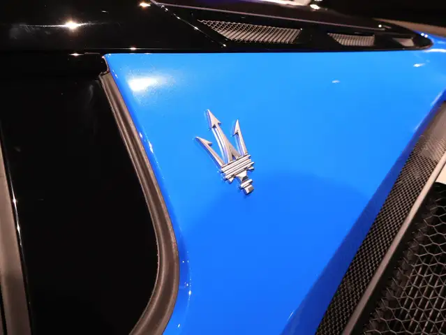 Maserati MC20 view 8