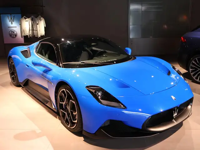 Maserati MC20 view 3