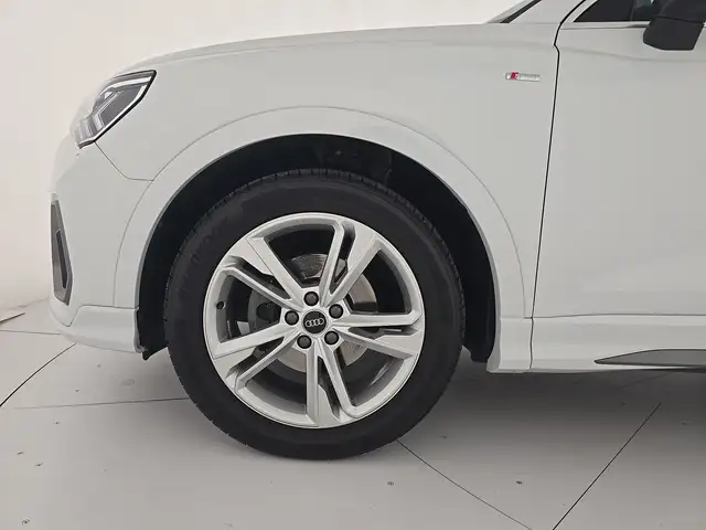 Audi Q3 view 8