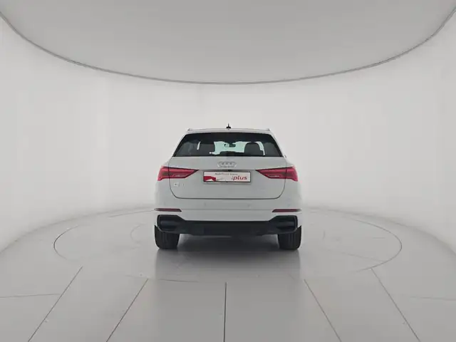 Audi Q3 view 4
